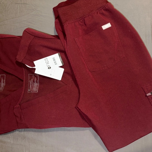 FIGS Maroon / Mulberry Scrub Set - Picture 2 of 4
